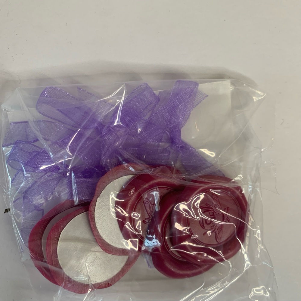 Bridgerton Invitation Sets, 4 boxes of 6 invitations/envelopes/wax seals/ribbons - Picture 6 of 12